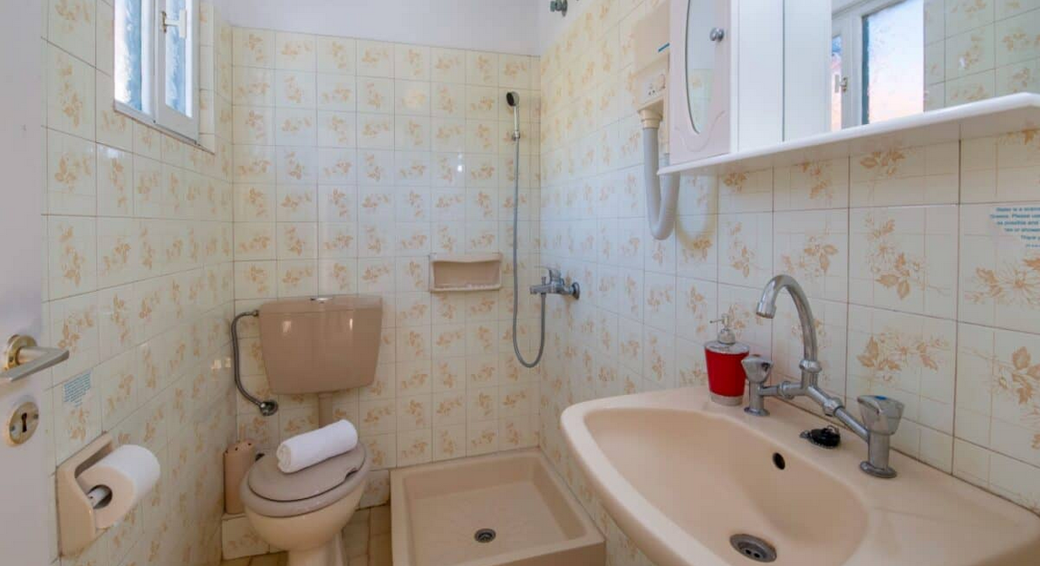 fotis-apartment-3-paxos-thalassa-travel-bathroom-01