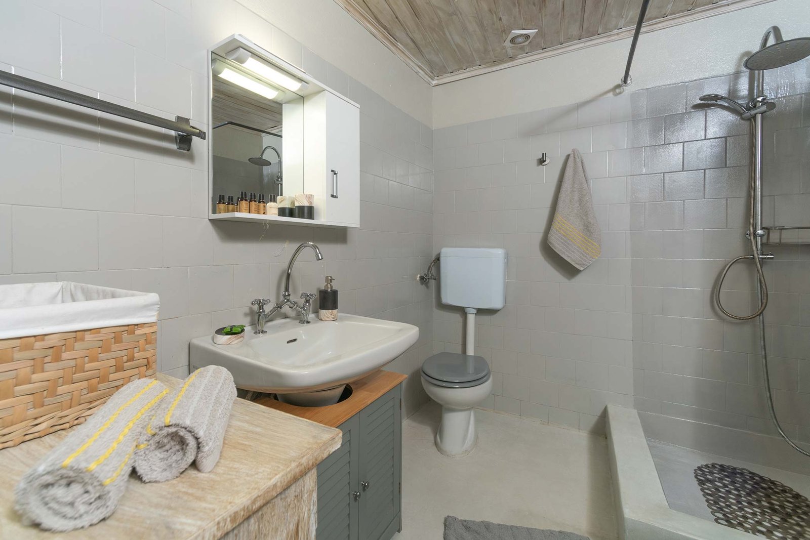 romanatika-villa-paxos-bathroom-01