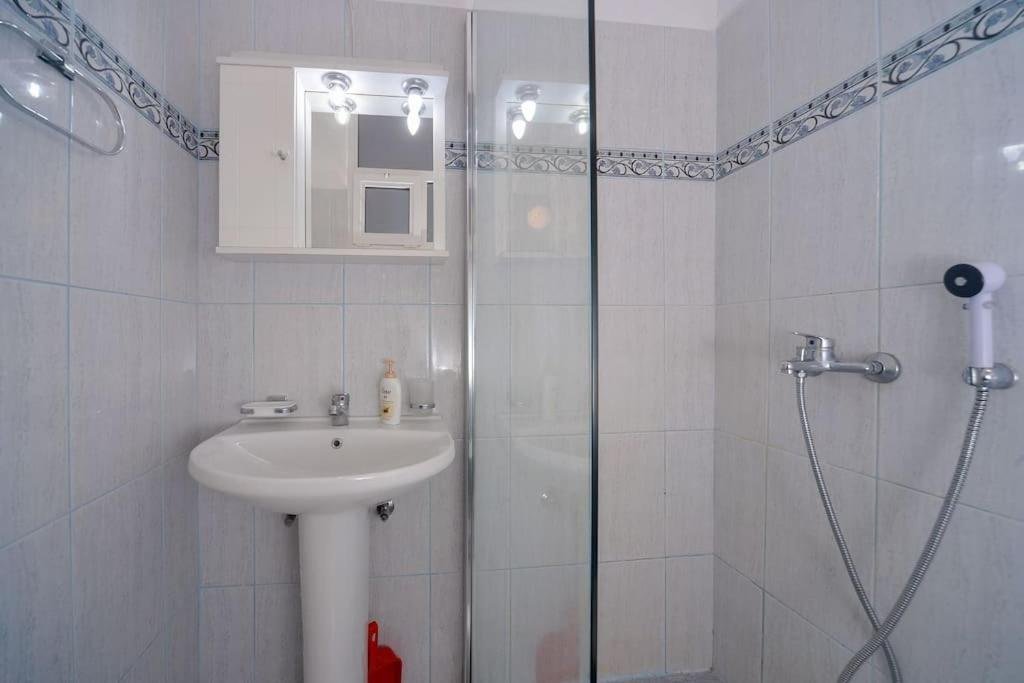 babis-apartment-paxos-bathroom-01-2