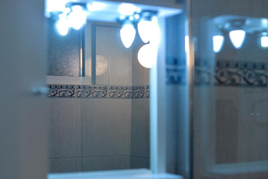 babis-apartment-paxos-bathroom-02