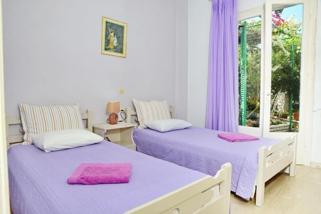 babis-apartment-paxos-bedroom-02