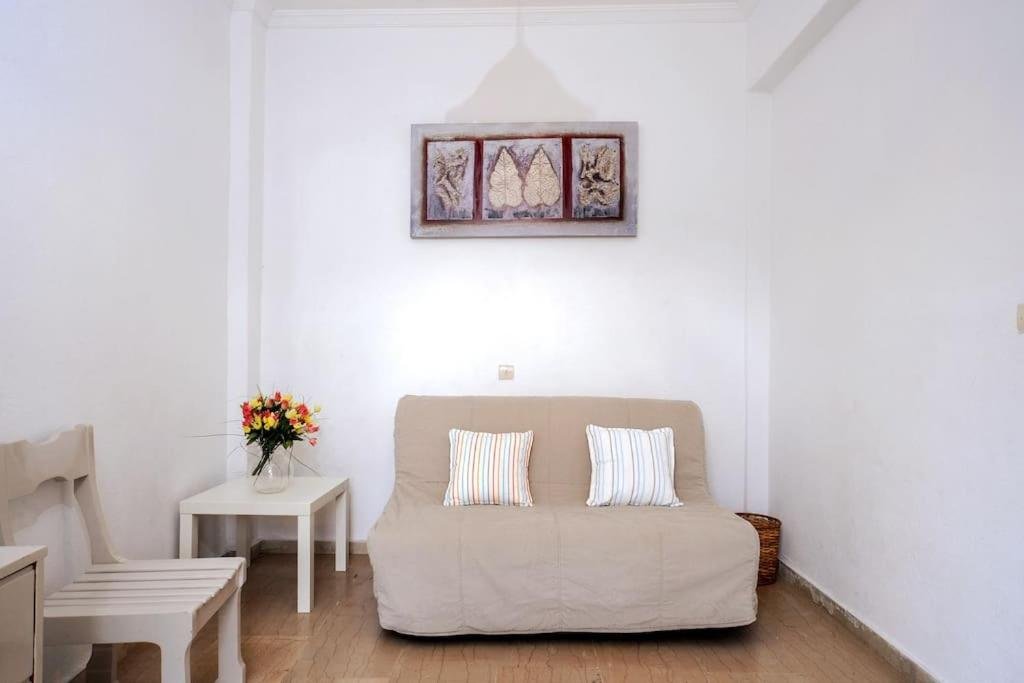 babis-apartment-paxos-livingroom-02