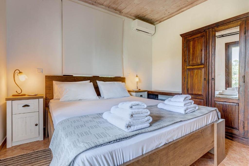 eftichia-cottage-paxos-bedroom-01