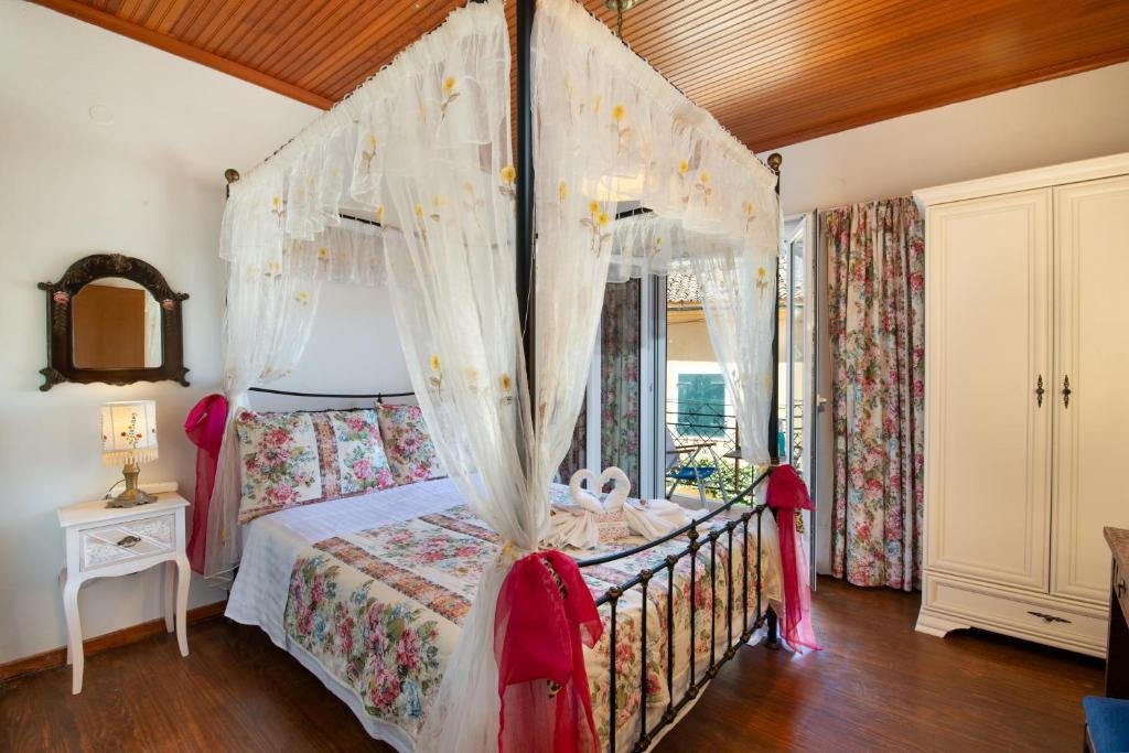 evis-maisonette-paxos-bedroom-01