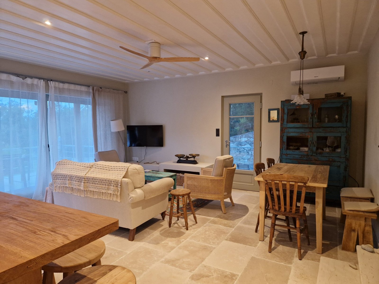 theseus-villa-paxos-livingroom-01