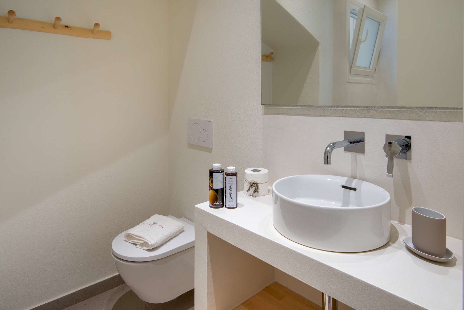 titi-lower-paxos-bathroom-01