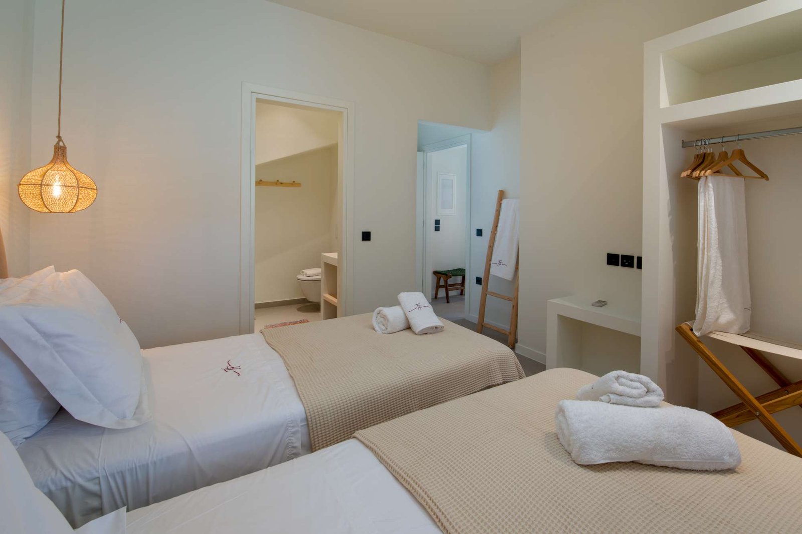 titi-lower-paxos-bedroom-02