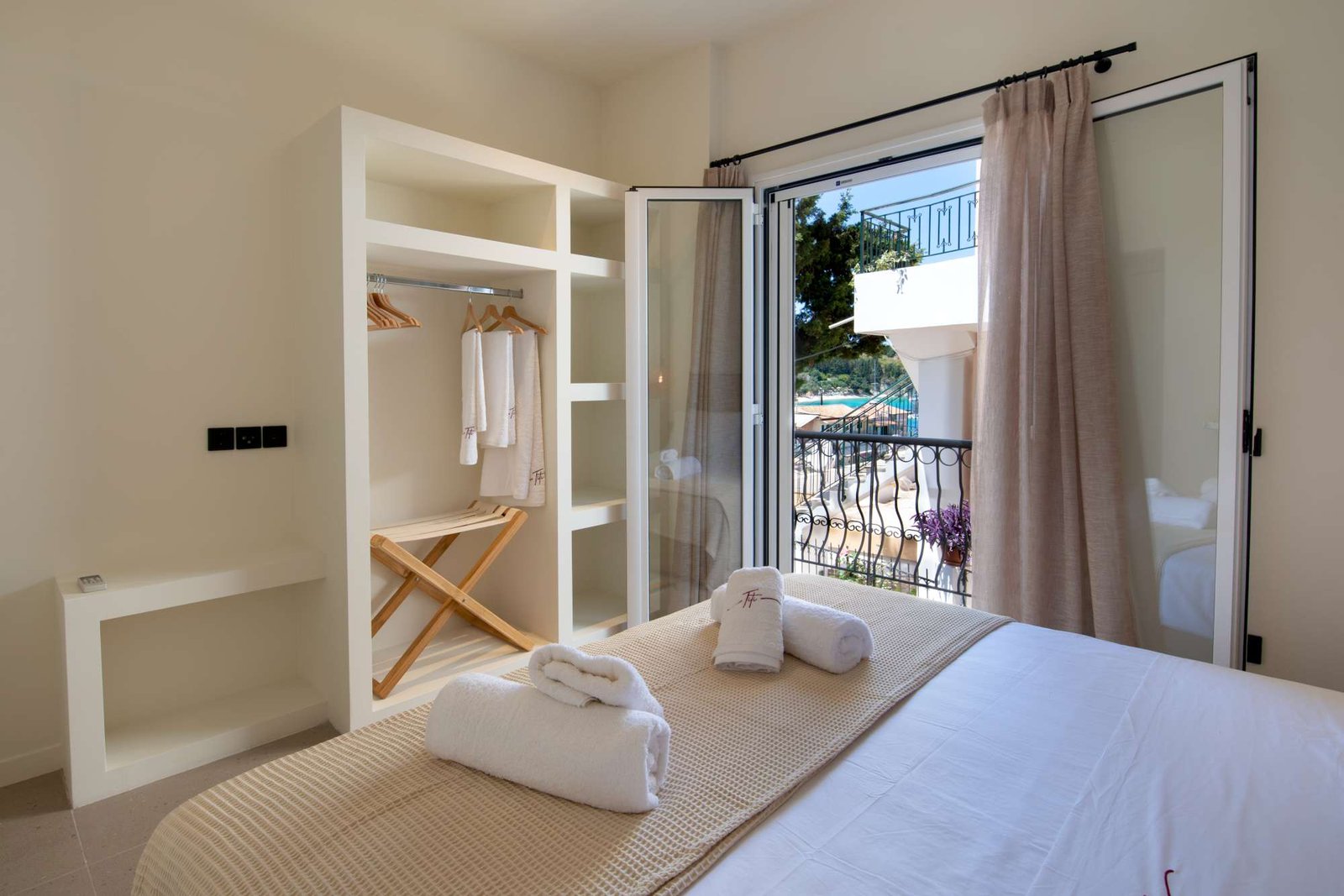 titi-lower-paxos-bedroom-03