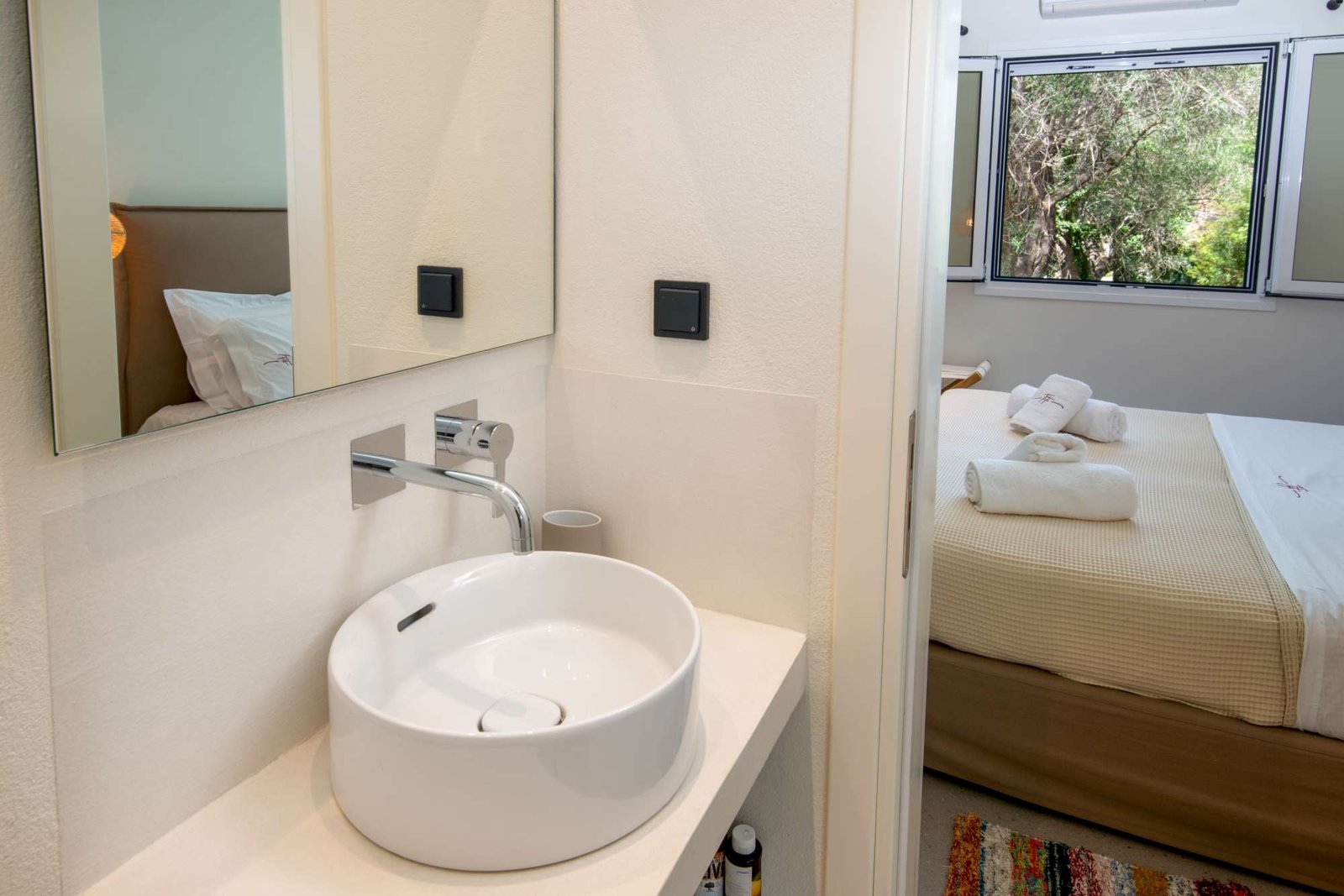 titi-upper-paxos-bathroom-01