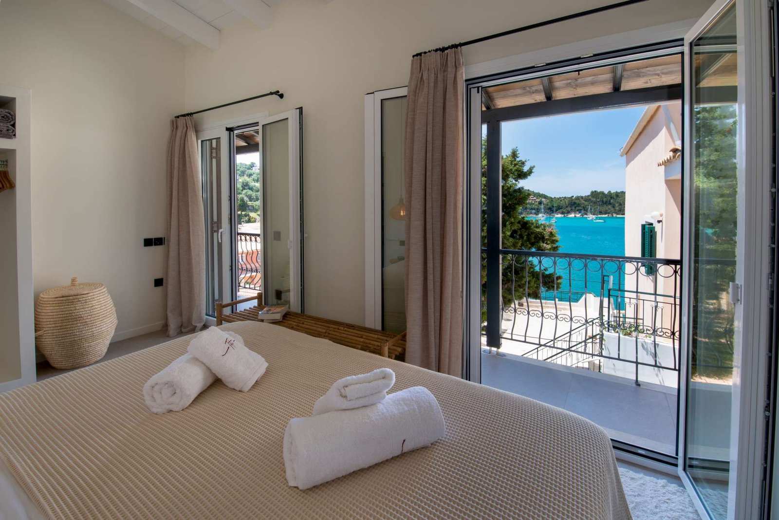 titi-upper-paxos-bedroom-01