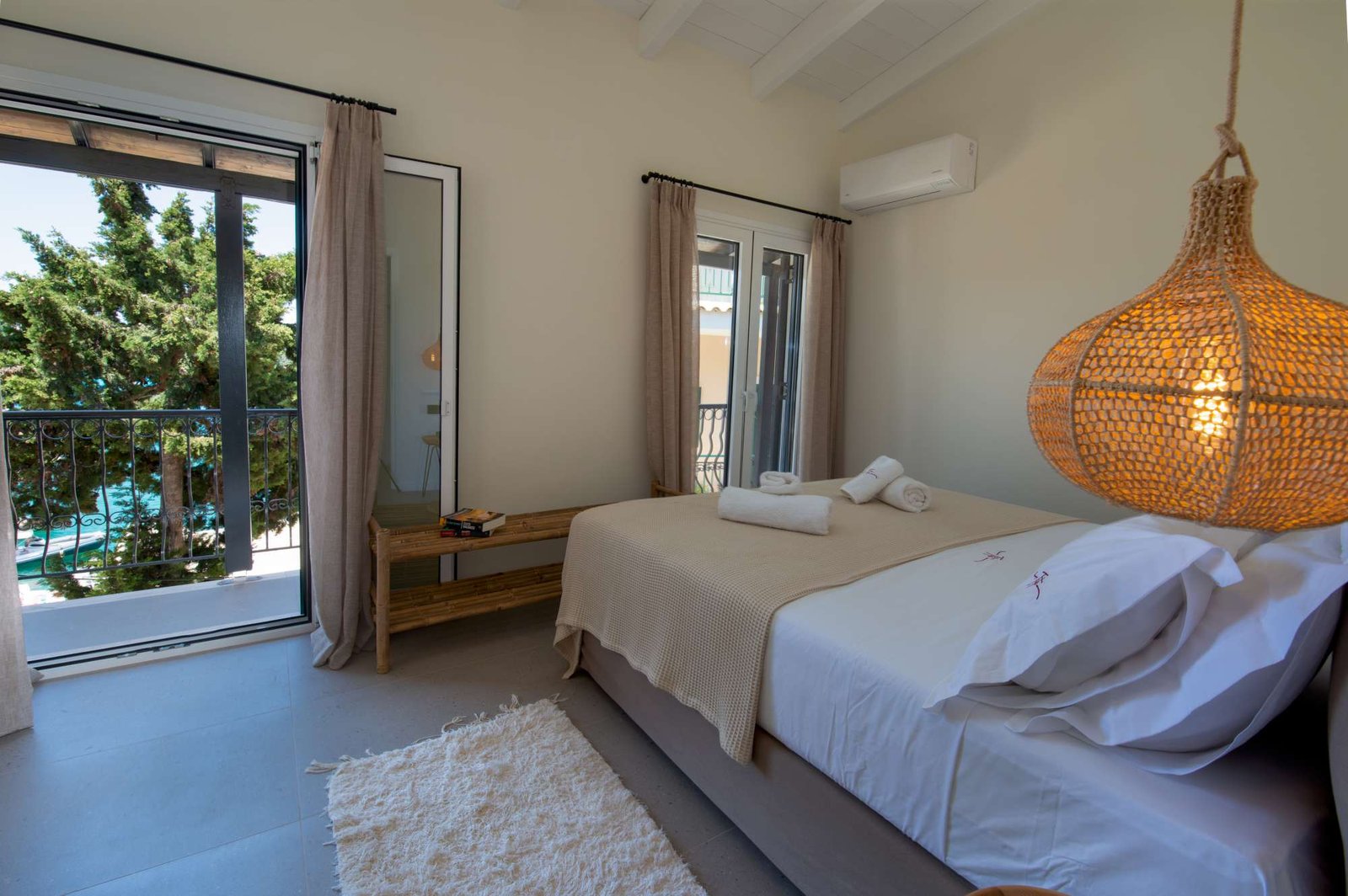 titi-upper-paxos-bedroom-02
