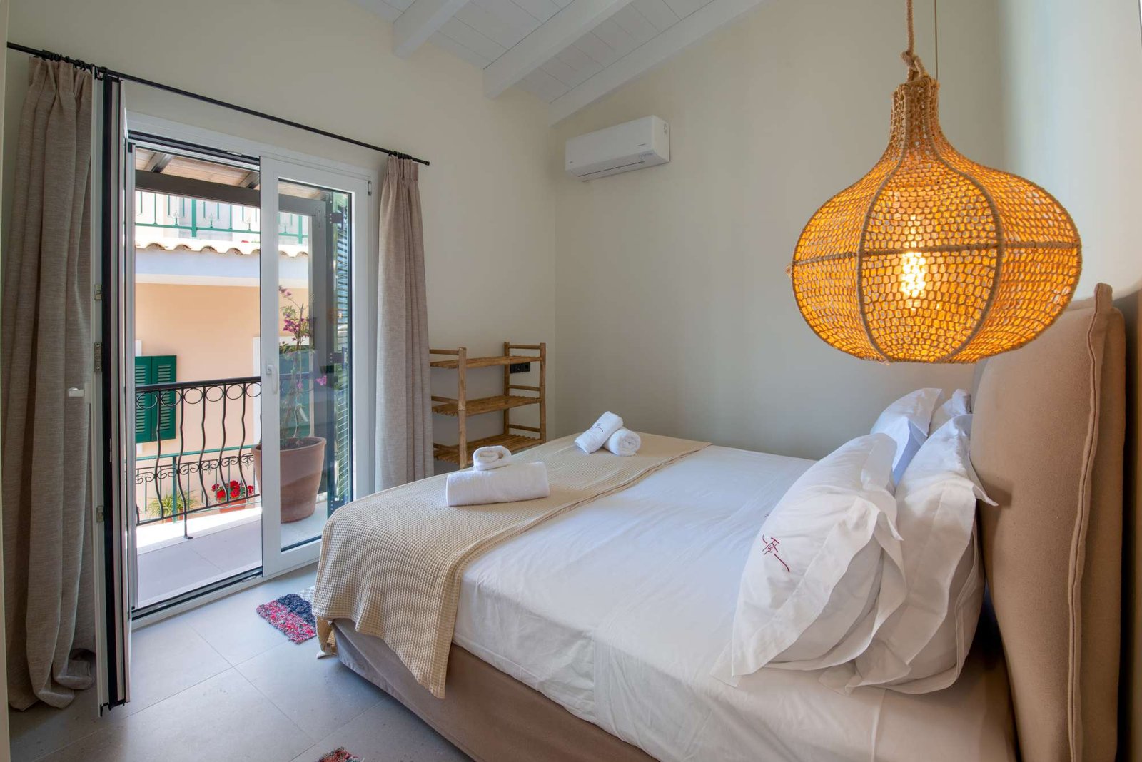 titi-upper-paxos-bedroom-03
