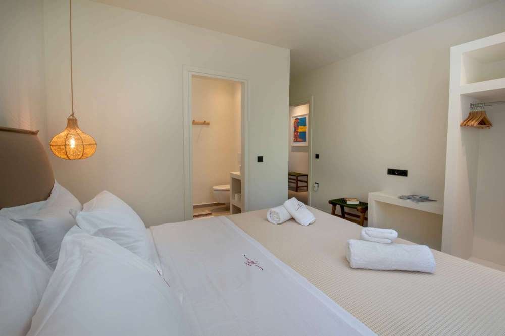 titi-upper-paxos-bedroom-05