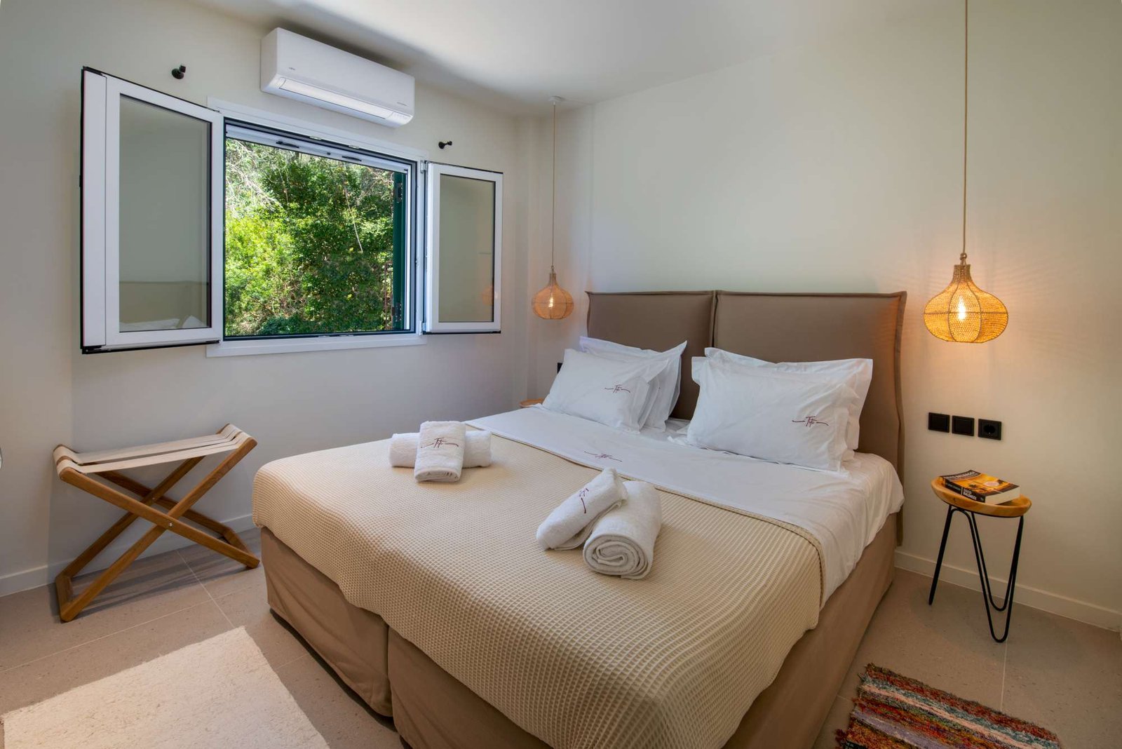 titi-upper-paxos-bedroom-06