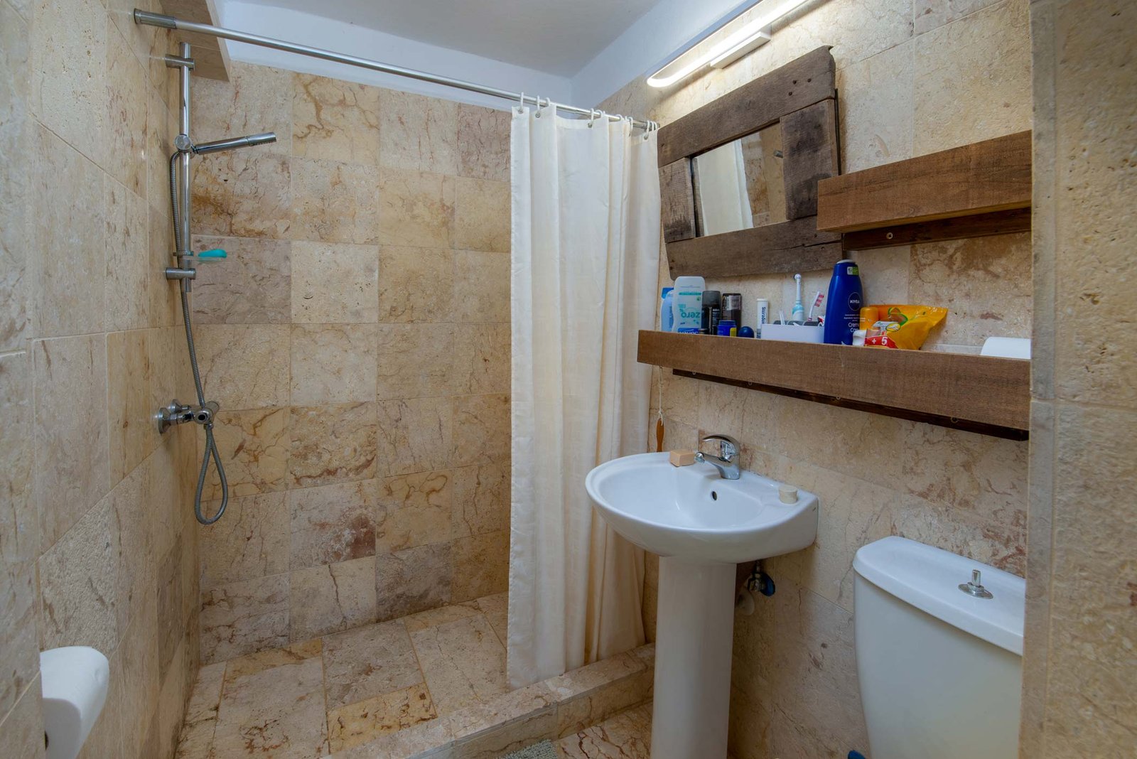 villa-amara-paxos-bathroom-01