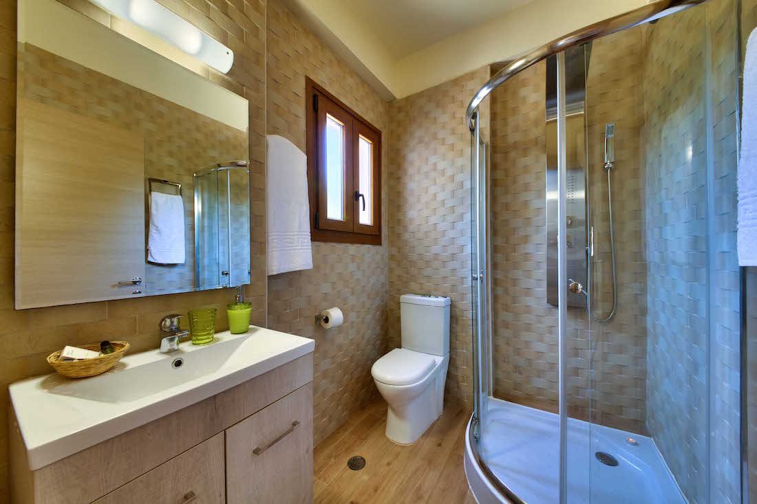 villa-androniki-paxos-bathroom-01