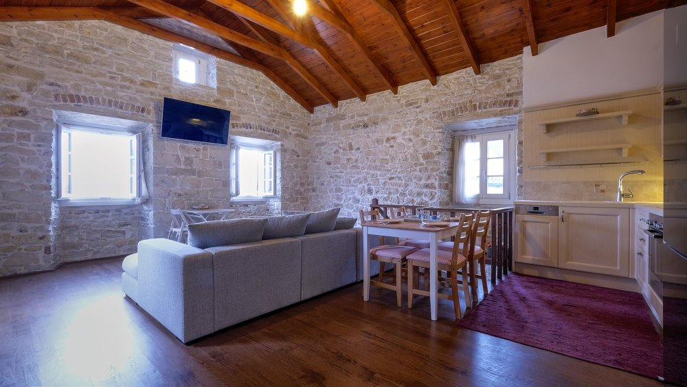 Romantika Stone House