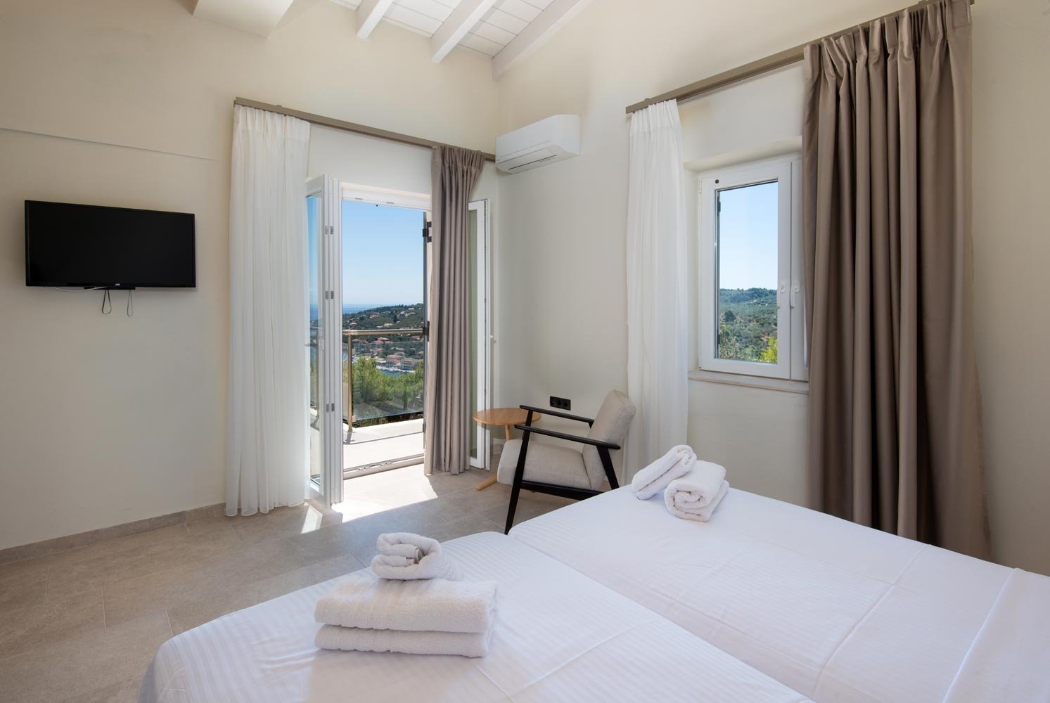 above-blu-villa-paxos-bedroom-02