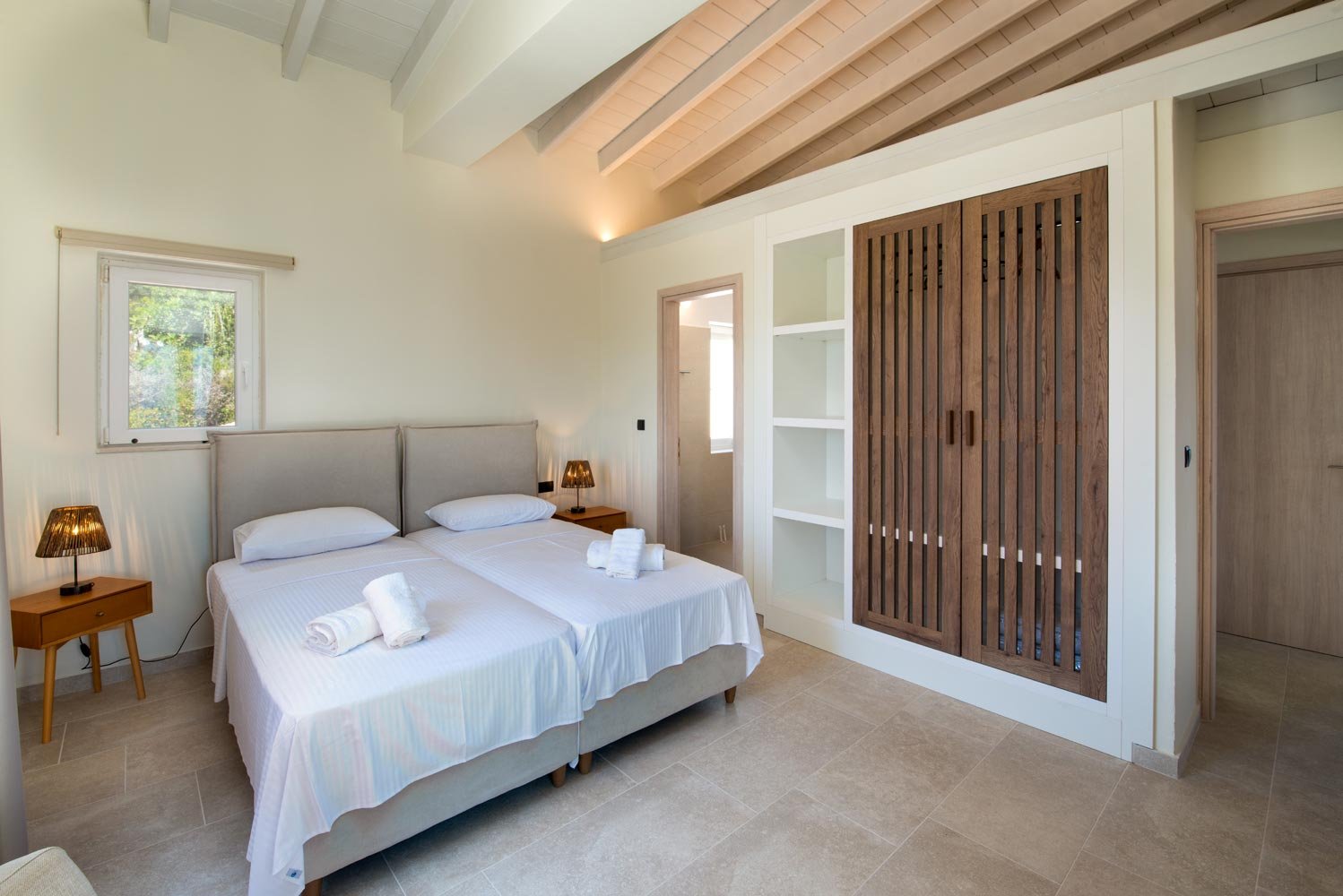 above-blu-villa-paxos-bedroom-03