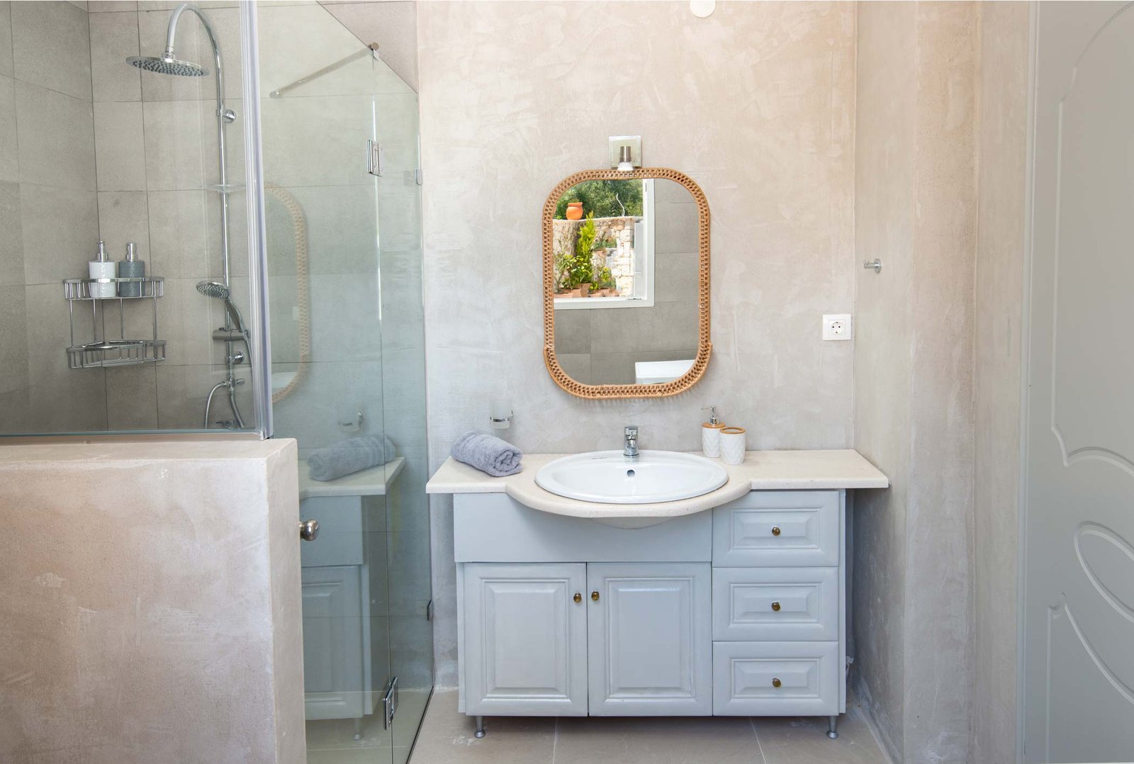 irida-villa-paxos-bathroom-01