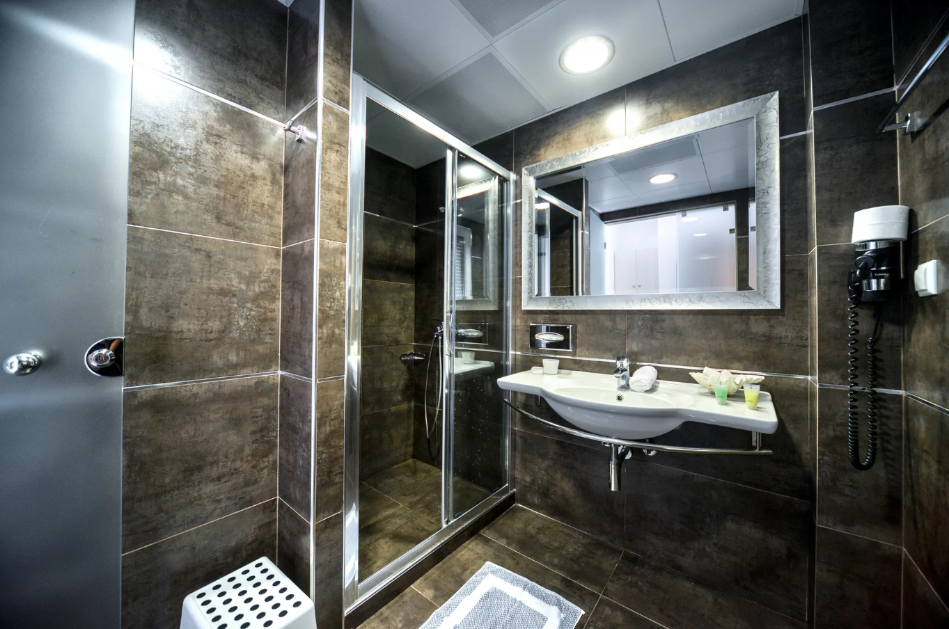 paxos-beach-hotel-bathroom-01